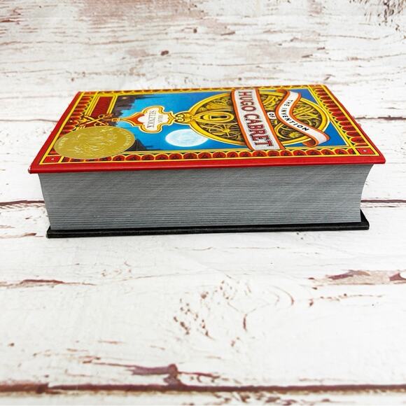 The Invention of Hugo Cabret by Brian Selznick - Red and Gold Edition - Picture 4 of 5